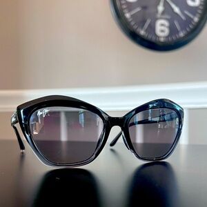 Like New- Preowned black Maui Jim Lotus polarized women’s sunglasses with case.